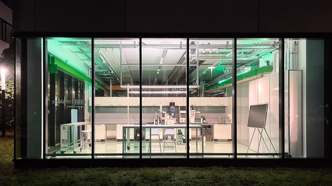 Showroom-Night-Exterior-1-ezgif.com-jpg-to-avif-converter