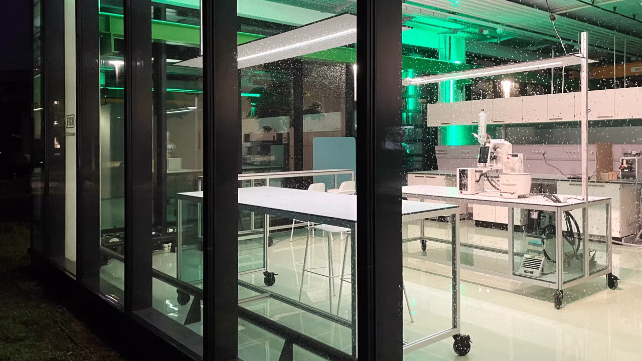 Showroom-Night-Exterior-neon-2-ezgif.com-jpg-to-avif-converter