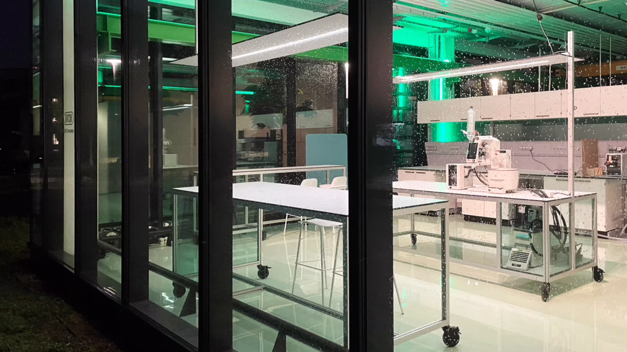 Showroom-Night-Exterior-neon-2-ezgif.com-jpg-to-avif-converter