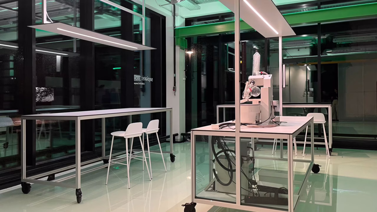 Showroom-Night-Interior-1-ezgif.com-jpg-to-avif-converter